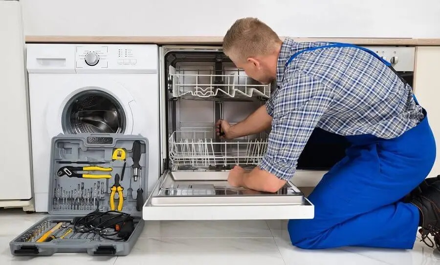 Bornova Finlux servisi teknisyen ekibi beyaz eşya tamiri yaparken